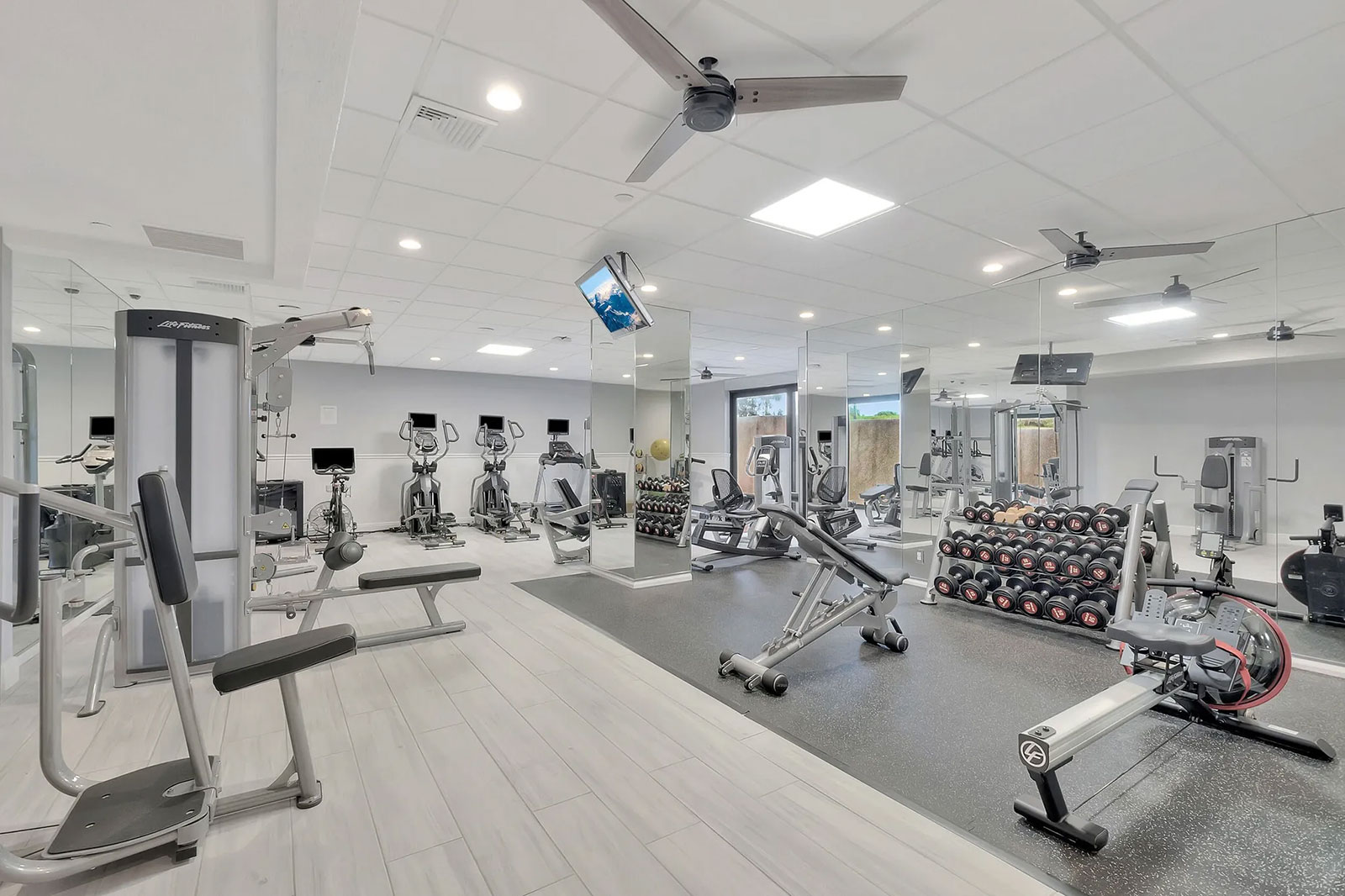 Chat The Admiral's Walk Luxury Condominiums FL